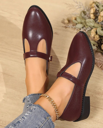 Elegant British-Style Pointed Toe Buckle Shoes.