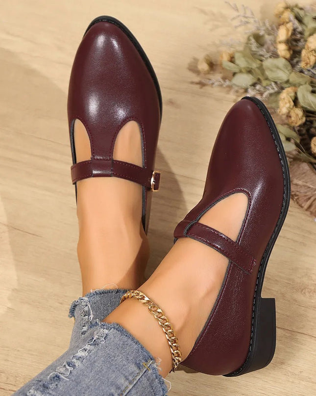 Elegant British-Style Pointed Toe Buckle Shoes.