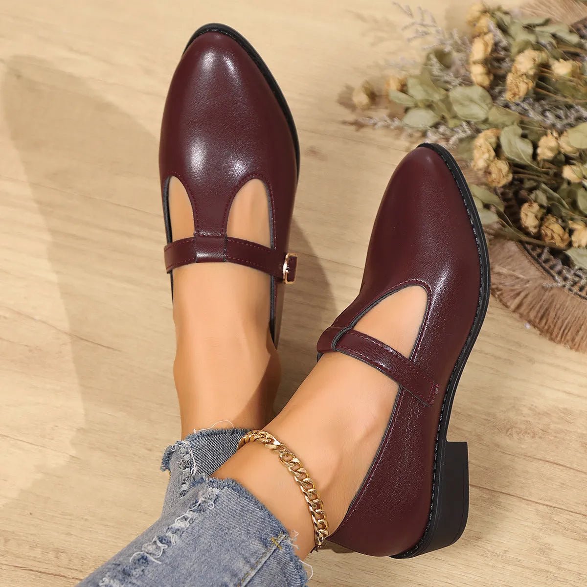 Elegant British-Style Pointed Toe Buckle Shoes.