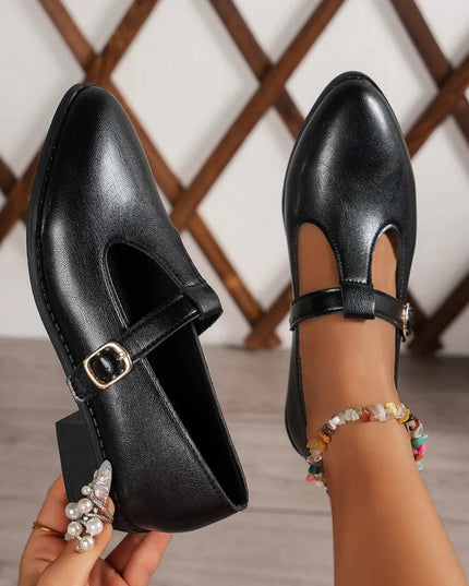 Elegant British-Style Pointed Toe Buckle Shoes.