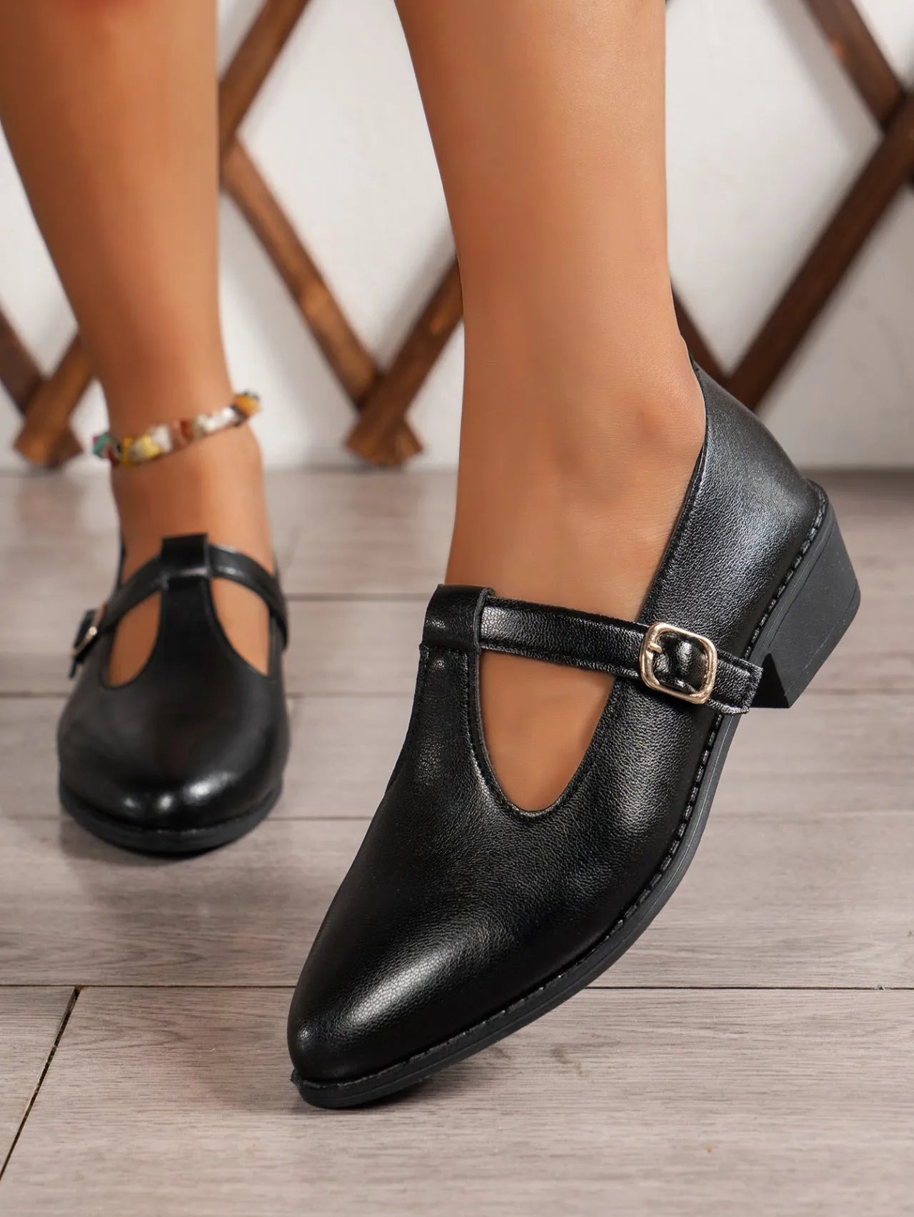 Elegant British-Style Pointed Toe Buckle Shoes.