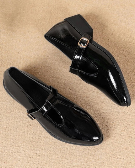 Elegant British-Style Pointed Toe Buckle Shoes.
