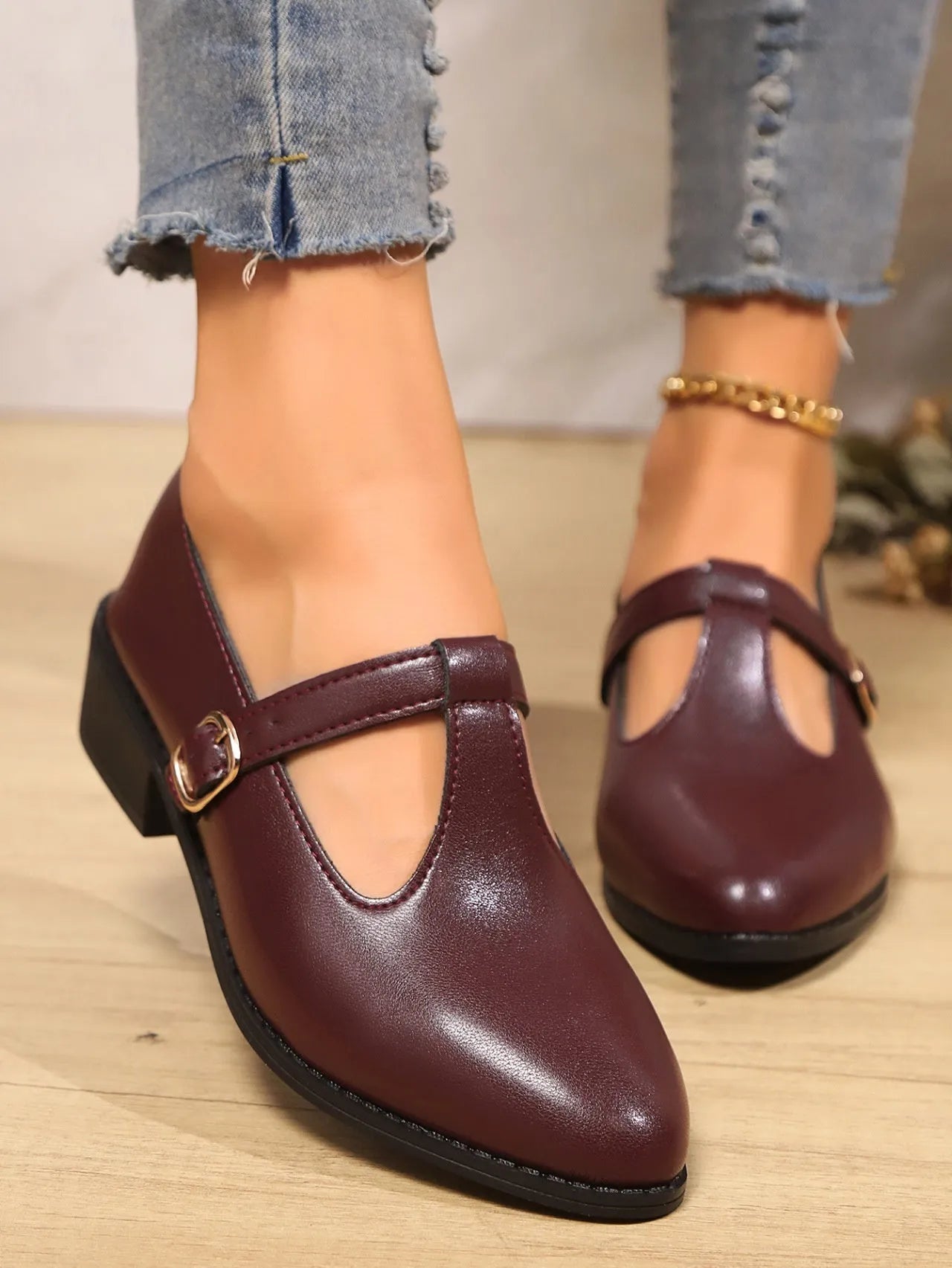Elegant British-Style Pointed Toe Buckle Shoes.