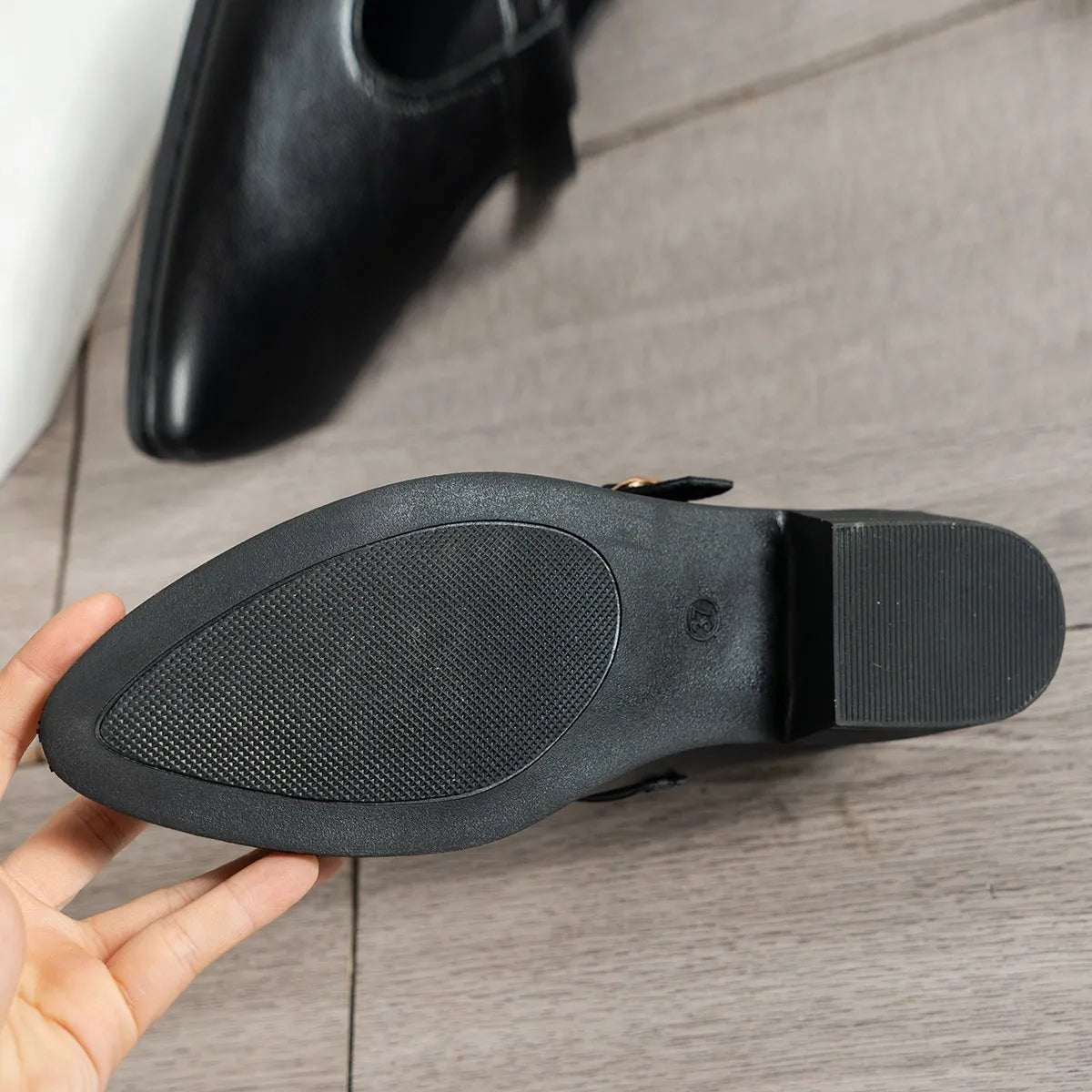 Elegant British-Style Pointed Toe Buckle Shoes.