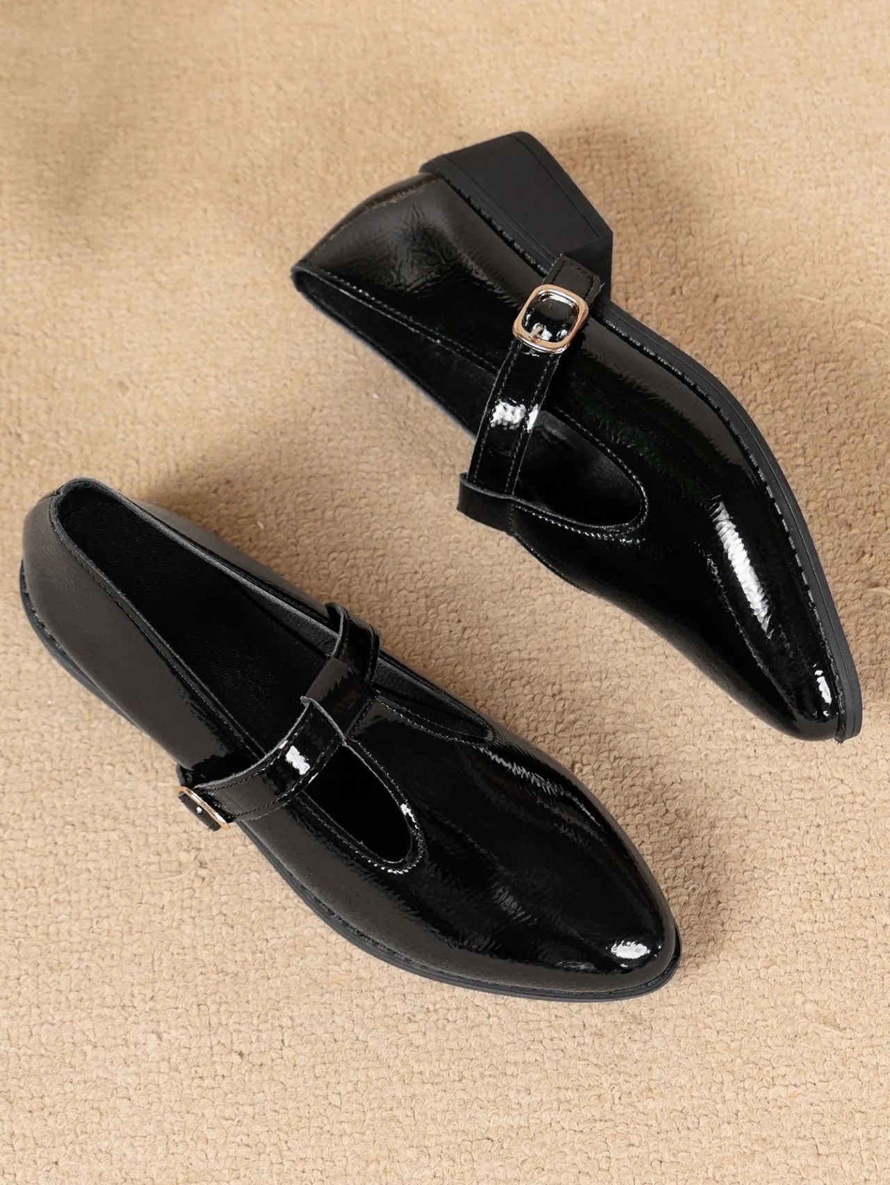 Elegant British-Style Pointed Toe Buckle Shoes.