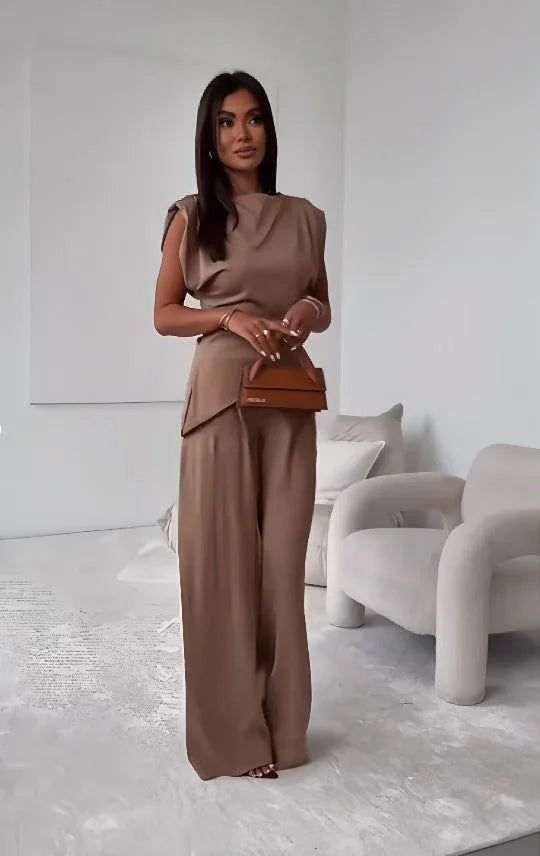 Elegant Women's Suit Set – Sleeveless Top & Straight Pants.