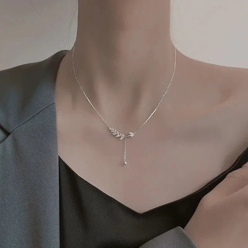 Necklace Simple Charm Zirconia Botanical.